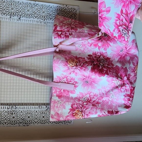 Tabitha Webb Pink White Floral Tote & Wristlet - Picture 2 of 16